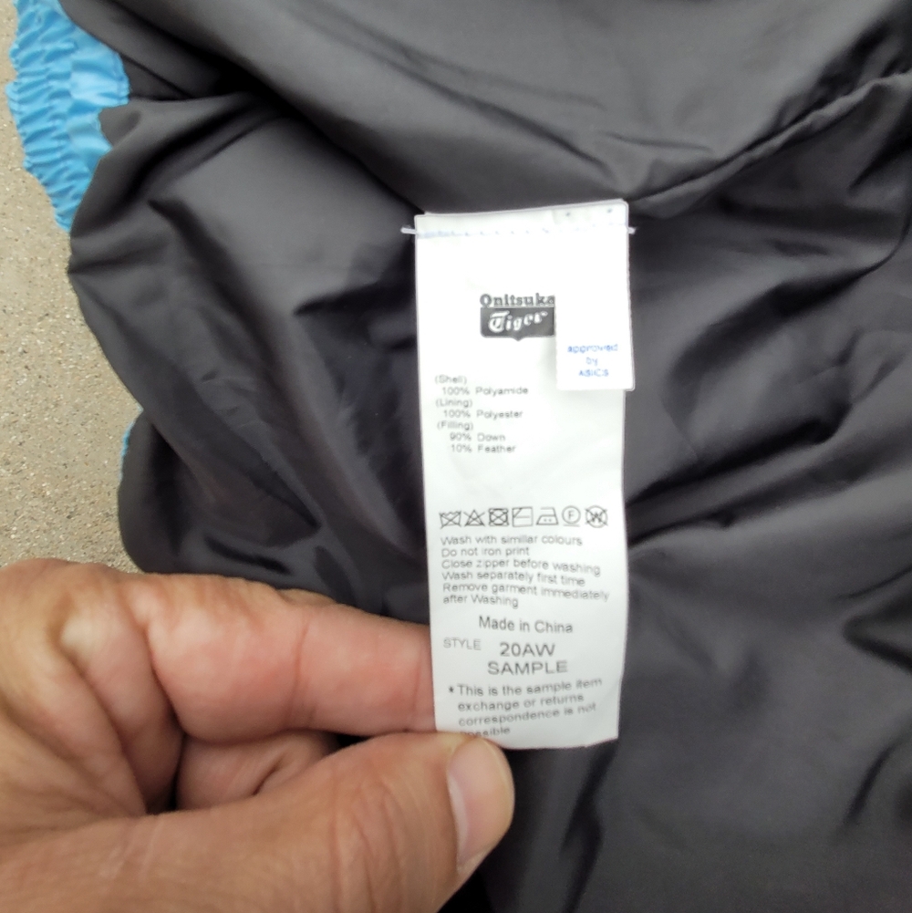 SAMPLE Asics ONITSUKA TIGER DOWN JACKET Light Blue Puffer Jacket with Purple - Picture 8 of 9
